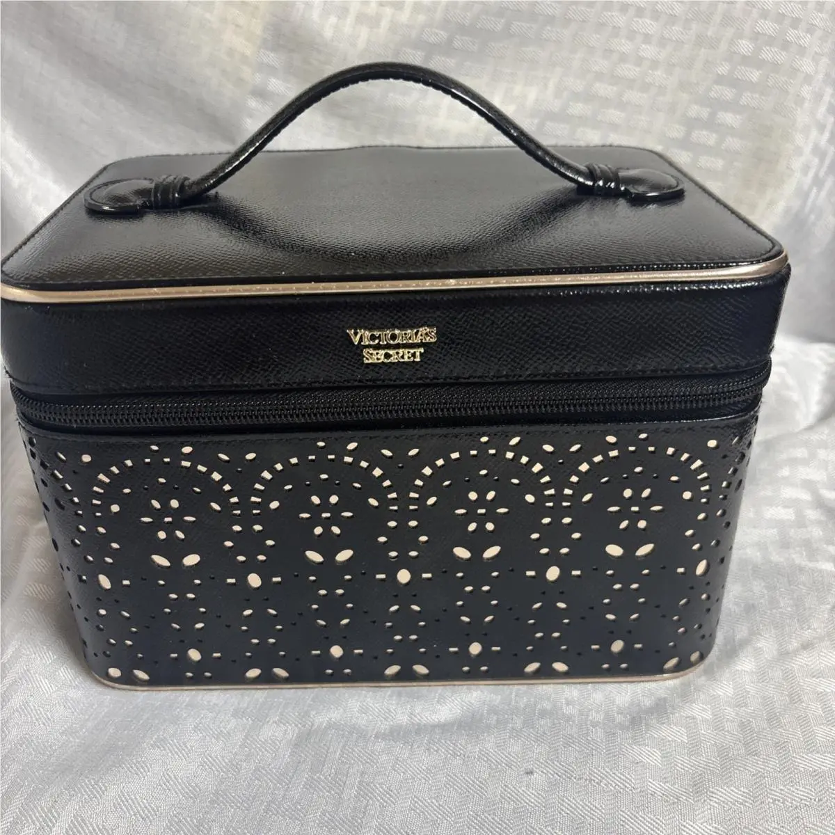 Victoria`s Secret Laser Cut Makeup Vanity Train Case Makeup Bag Black