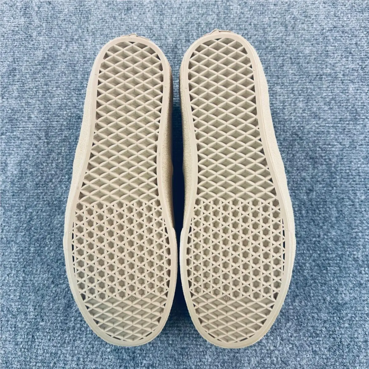 Vans shoes - Classic Slip-On Suede Gum Sole - Gray 5