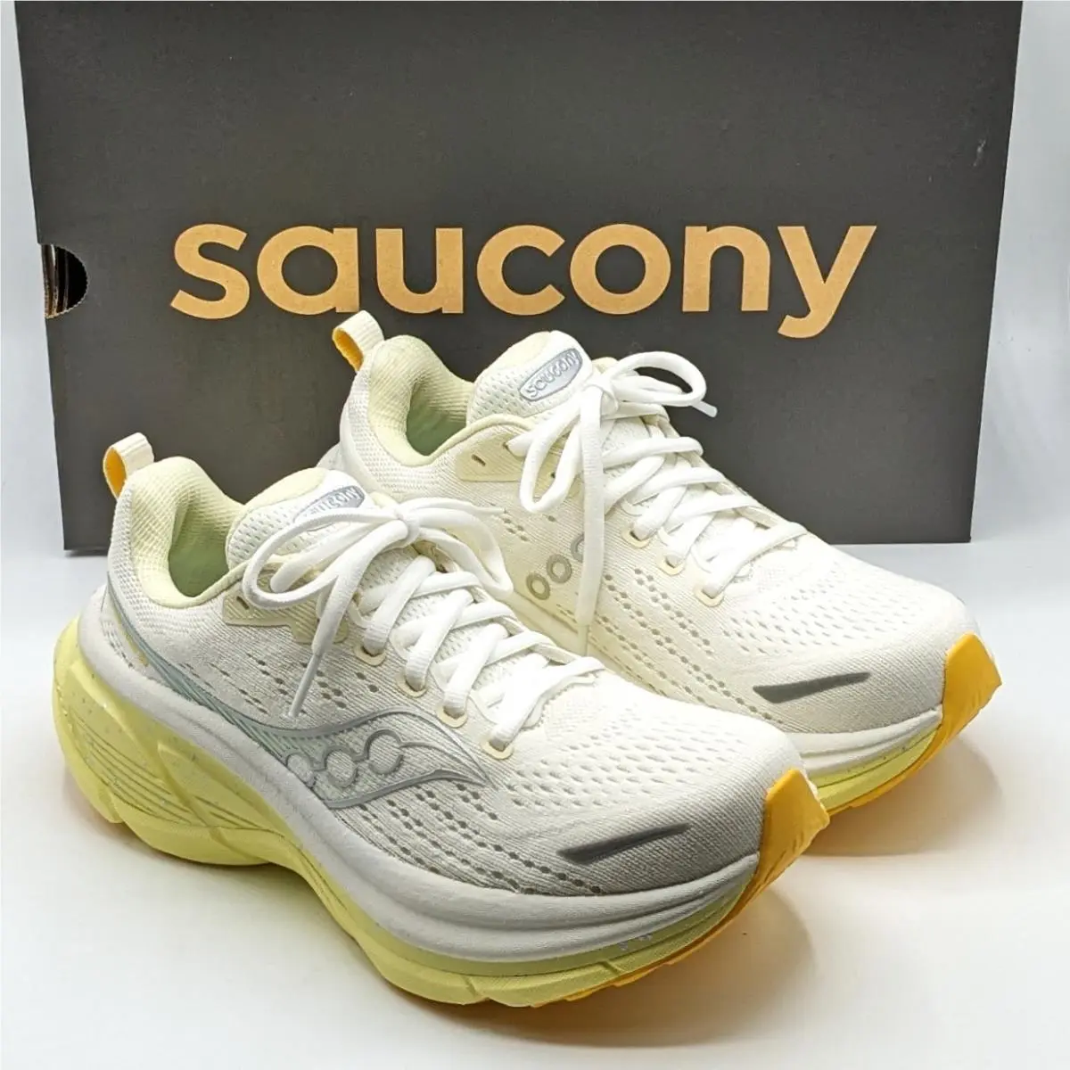 Saucony Hurricane 25 Women`s Stability Trainer Running Shoe Ivory/tender