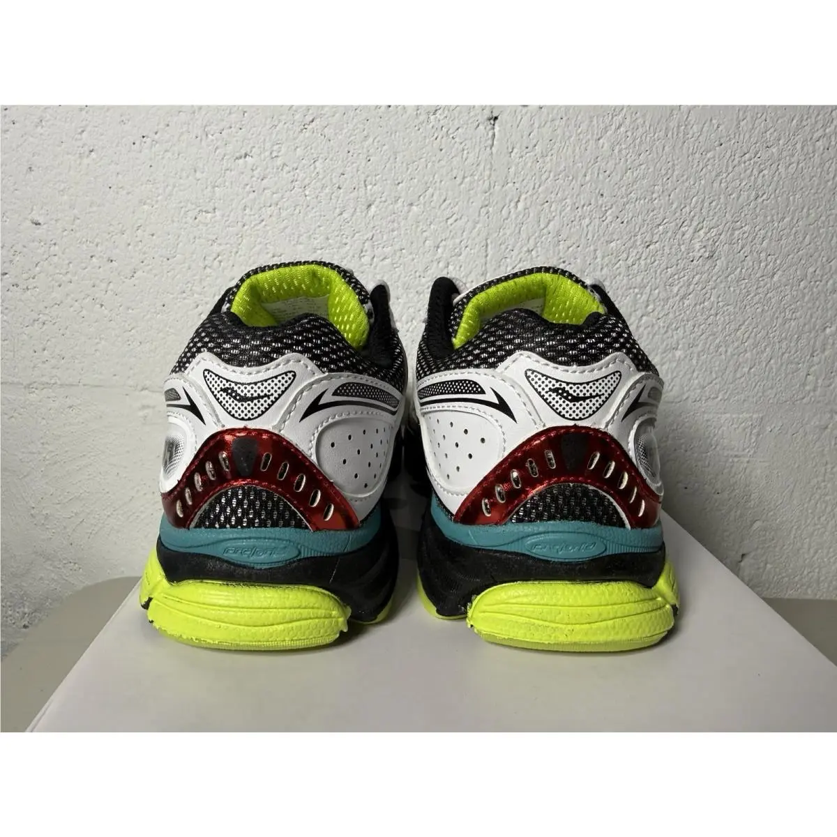Saucony shoes - Omni 9 KDZ - Omni KDZ - SYF25AB1 - White, Black, Red, Blue, Yellow 5