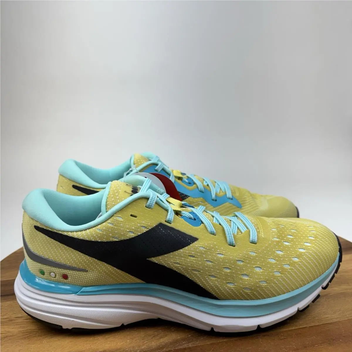 Womens Diadora Mythos Blushield 6 Yellow Athletic Shoes Sneakers Size 9.5 M