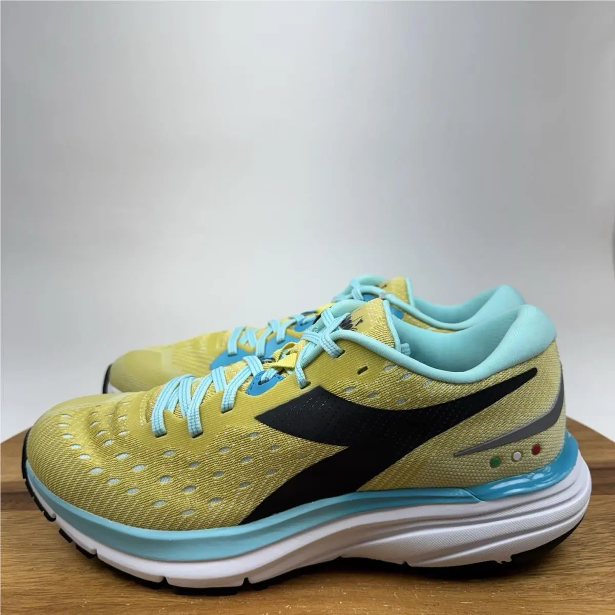 Diadora shoes - Diadora Mythos Blushield 6 - Mythos Blushield - Yellow 0