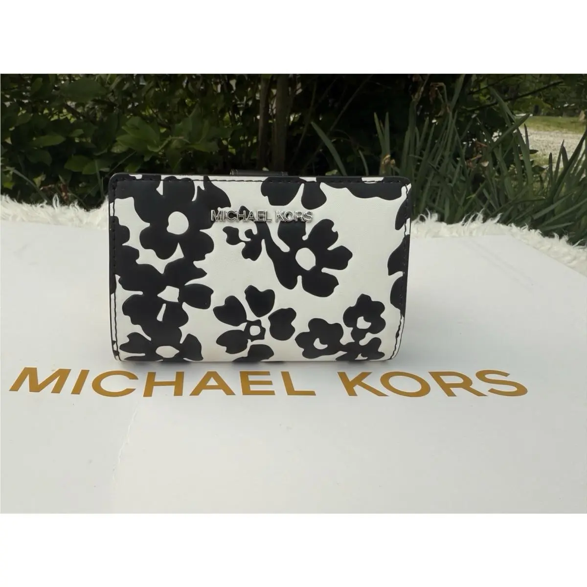 Michael Kors Jet Set Travel Medium Zip Around Card Case Wallet Black