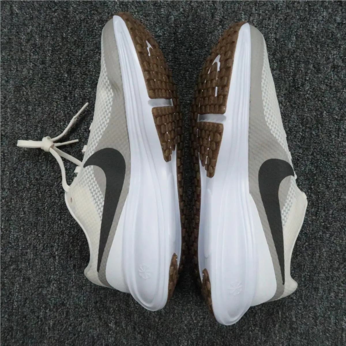 Nike shoes - White 3