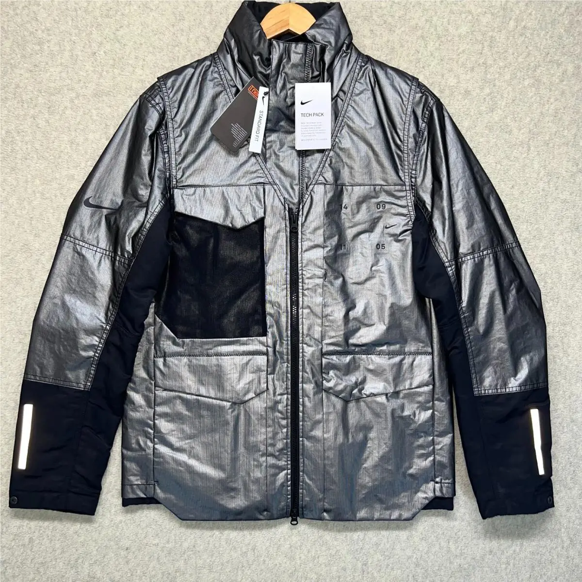 Nike clothing - Silver (UPC: 193656186058) 1