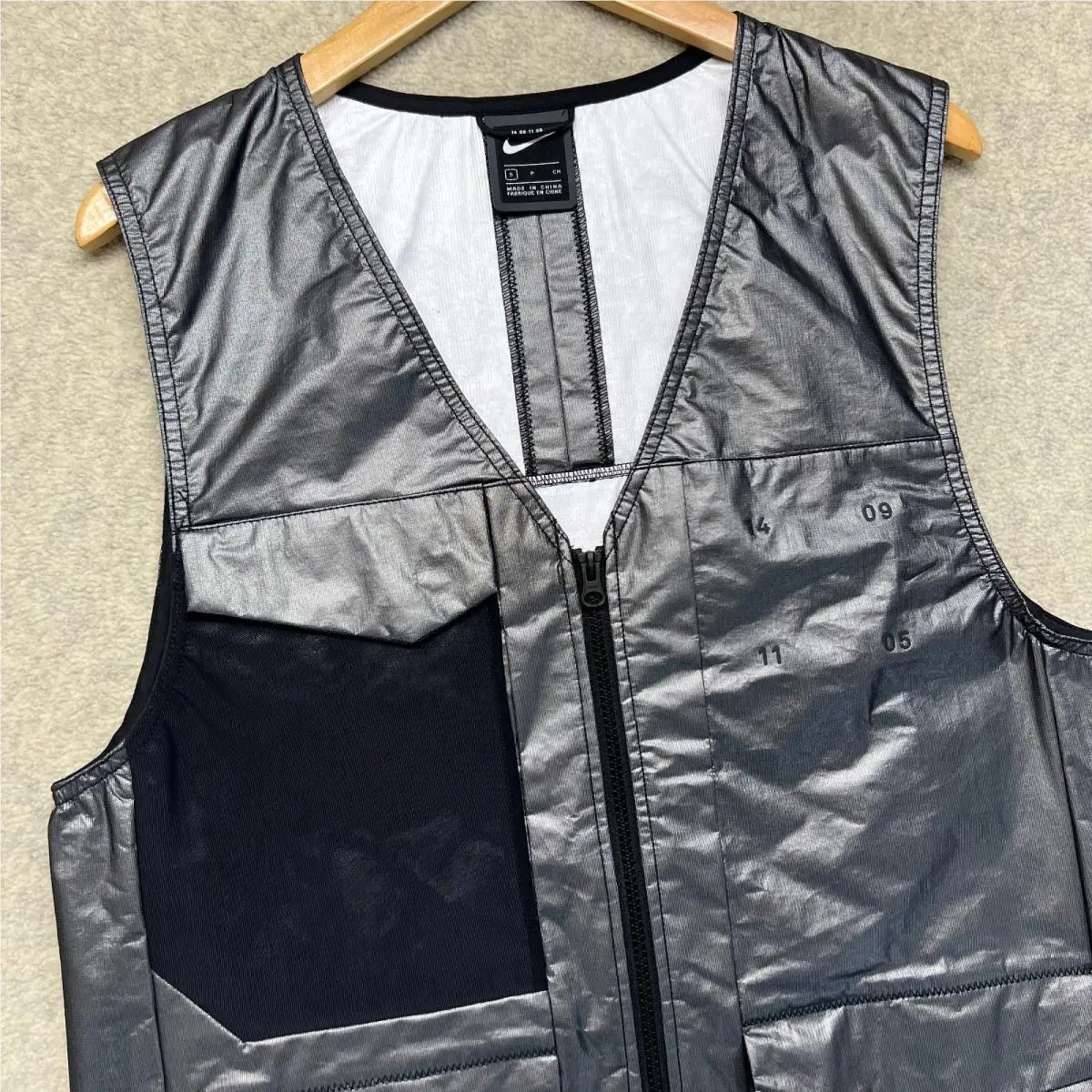 Nike clothing - Silver (UPC: 193656186058) 10