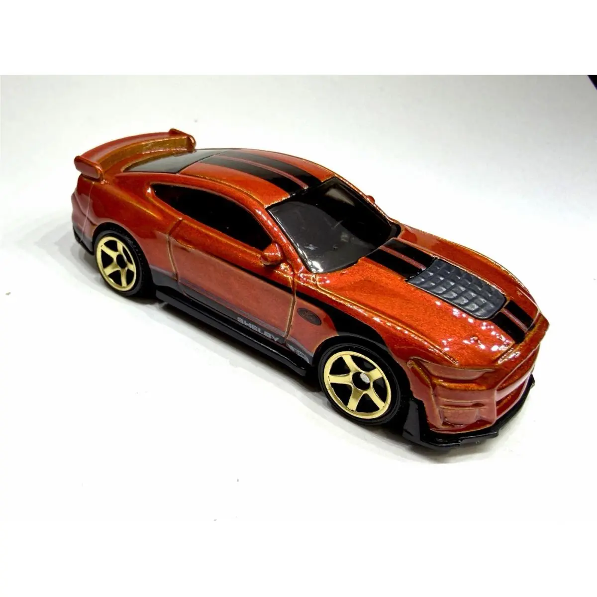 Hot Wheels Custom Made Spectraflame Gold Ford Mustang `20 Shelby GT500