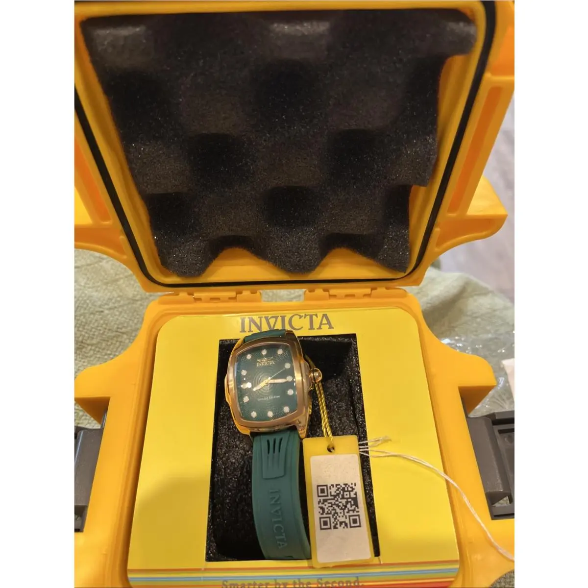 Invicta Lupah Model 50797 - Ladies Watch Quartz Special Edition Green W/box