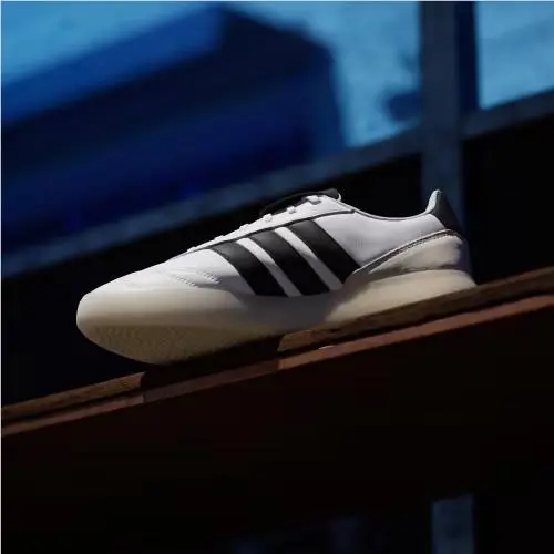 Adidas shoes - Cloud White / Core Black / Alumina 15