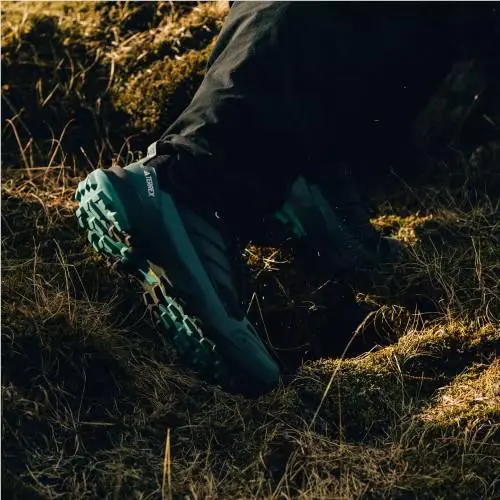 Adidas shoes - Core Black / Carbon / Pure Teal 10