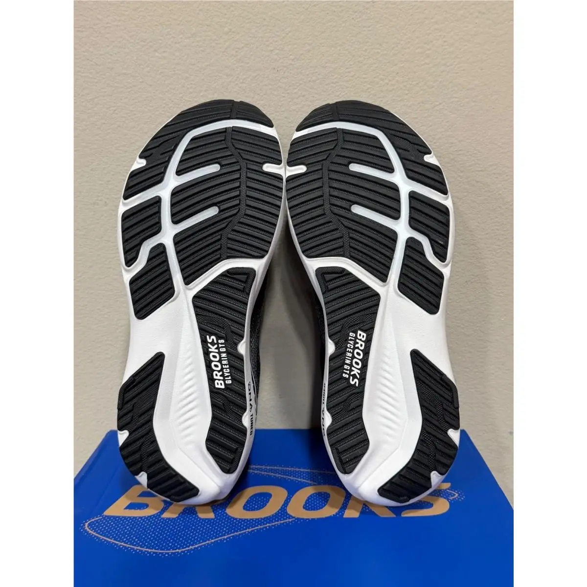 Brooks shoes - Black 2