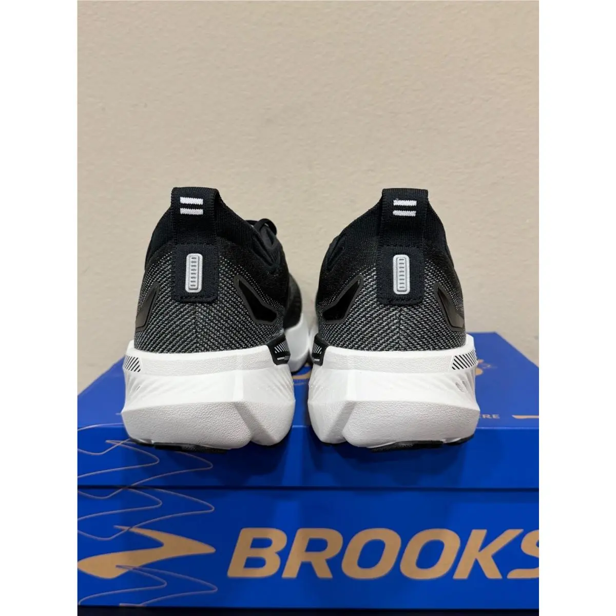 Brooks shoes - Black 3