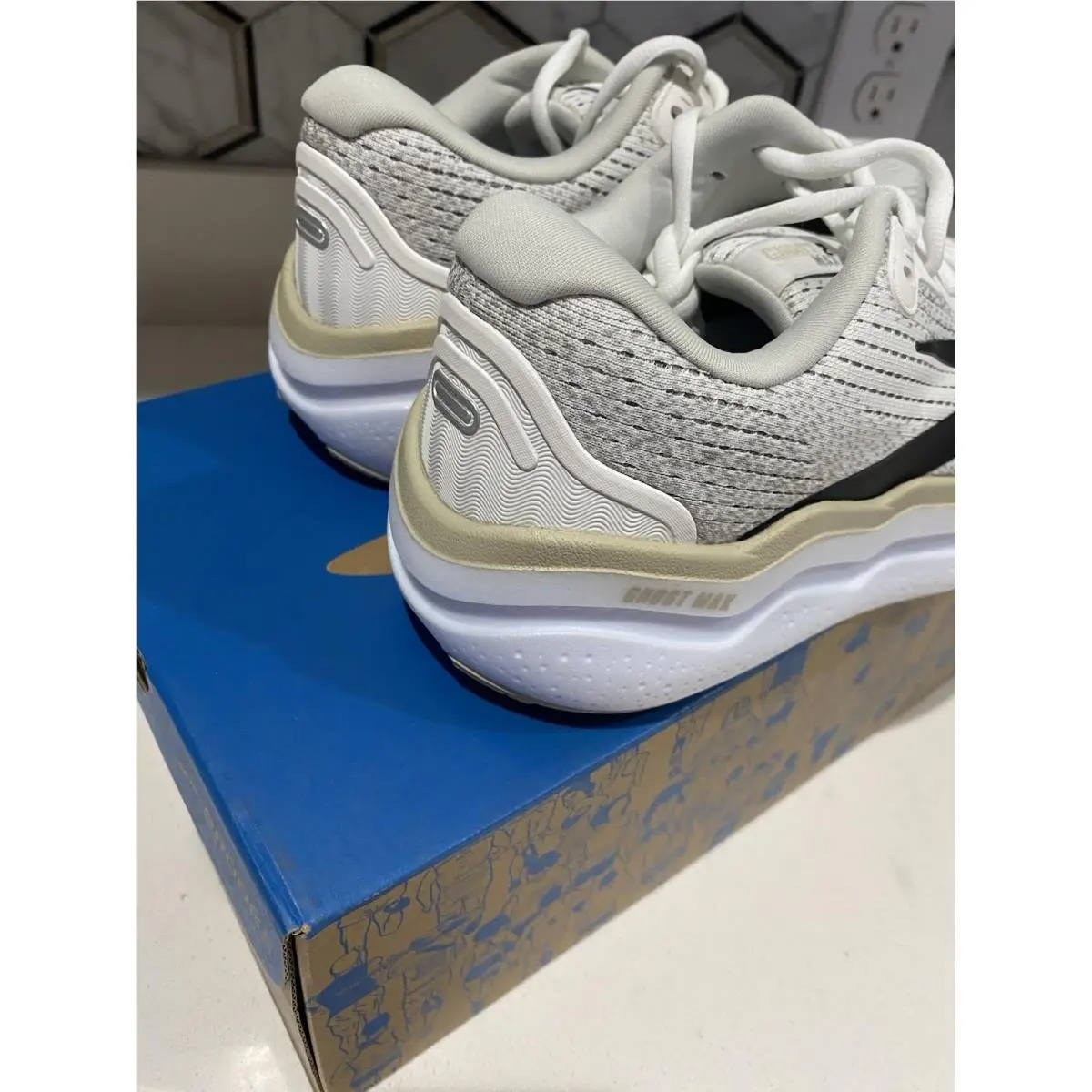 Brooks shoes - White/Pelican/Oyster 1