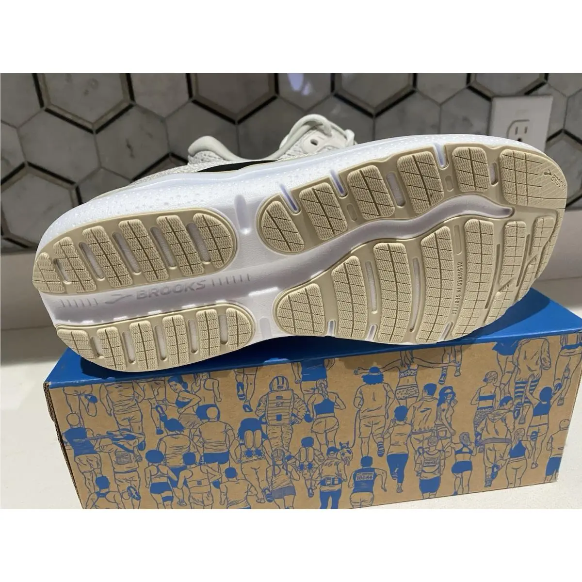 Brooks shoes - White/Pelican/Oyster 2
