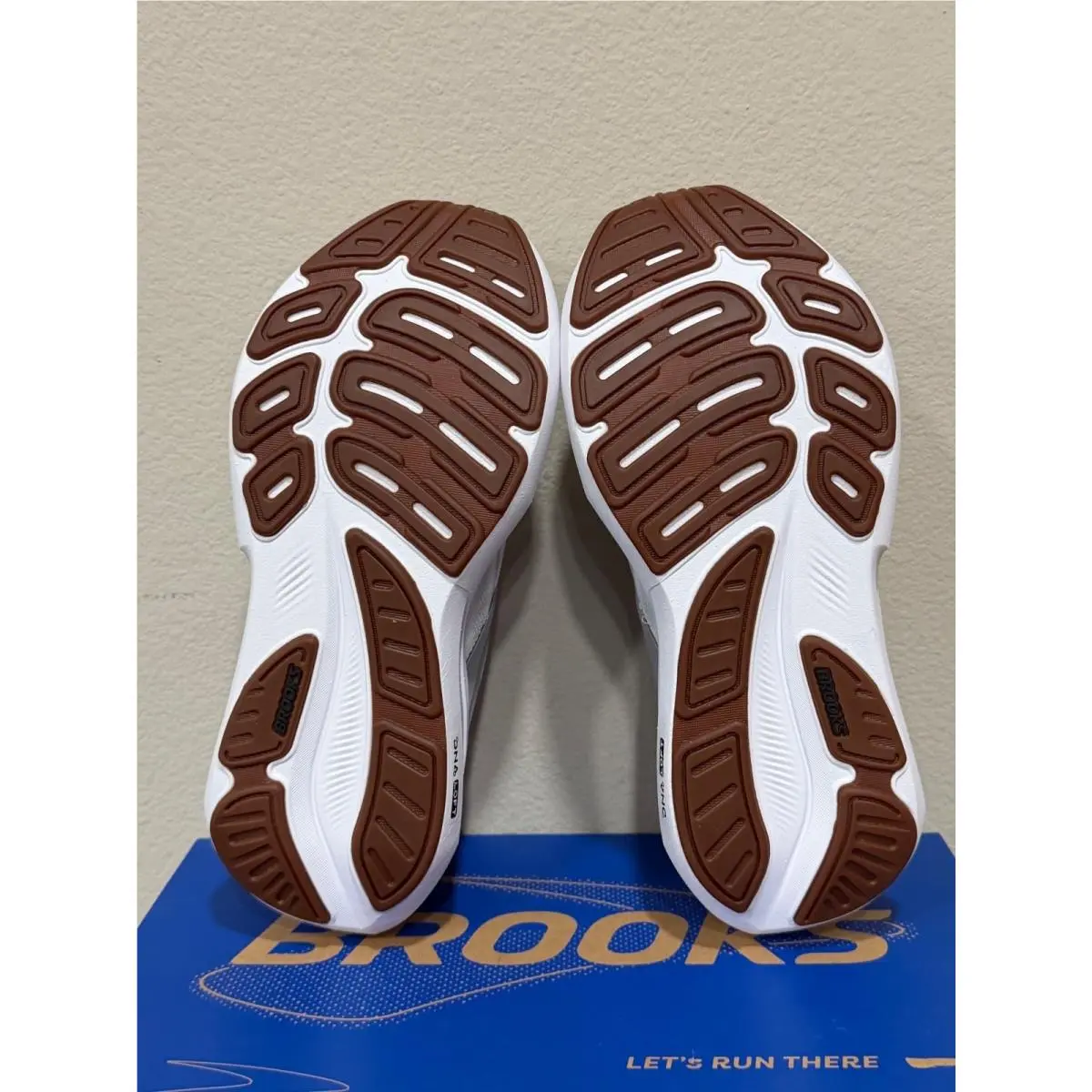 Brooks shoes - White 2