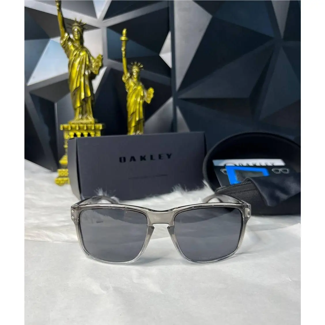 Oakley Holbrook Sunglasses Grey Smoke Frame Polarized Grey Lens UV400