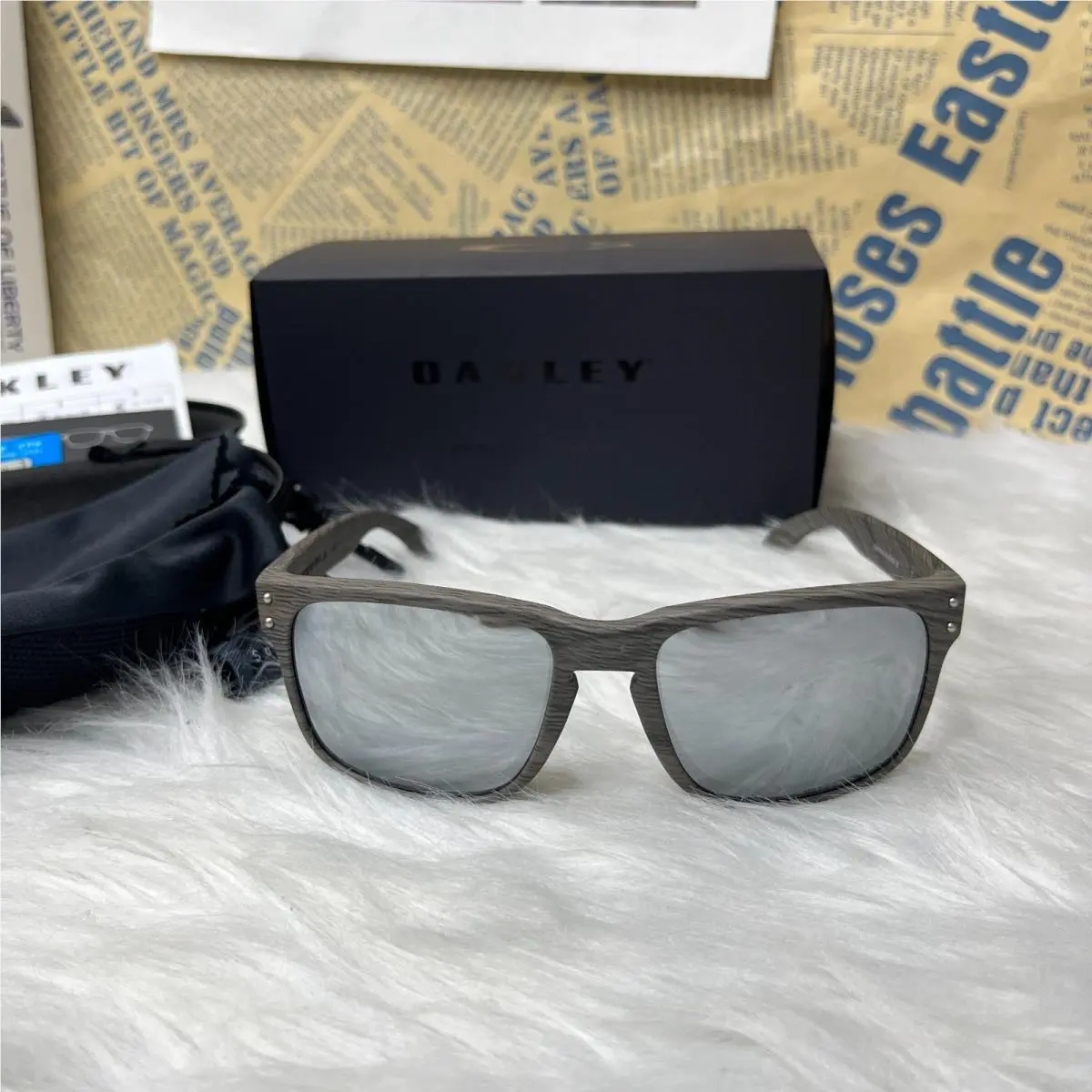Oakley Holbrook Polarized Sunglasses Wood Grain Frame Silver Mirror Lens UV400