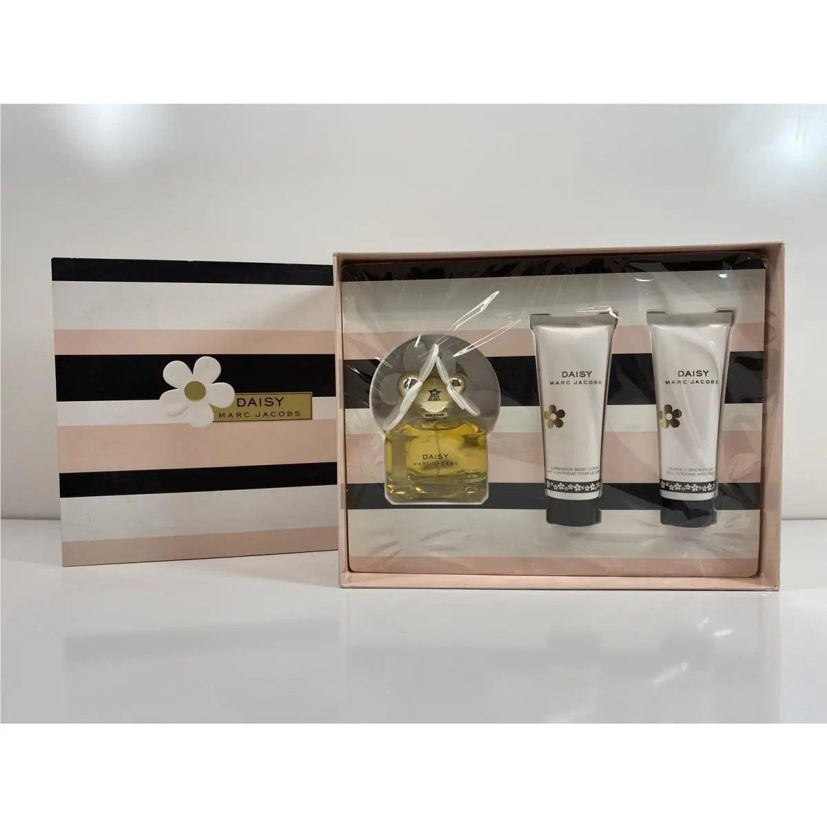 Marc Jacobs Daisy Women 3 Pieces Set 1.7 oz Edt + 2.5 Body Lotion + 2.58 Shower