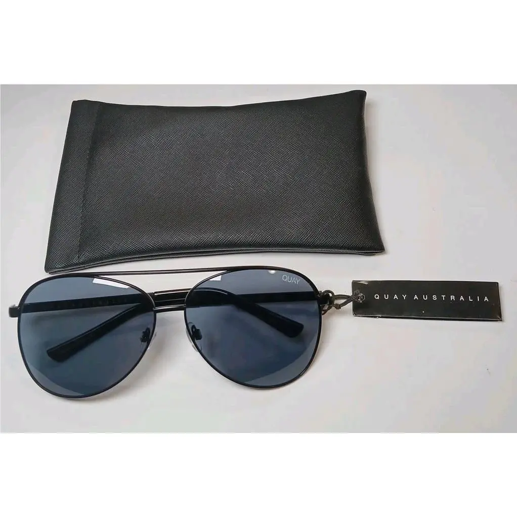 Quay Australia Vivienne Sunglasses Black Frame Blue Lens 126 w/ Case w/ Tags