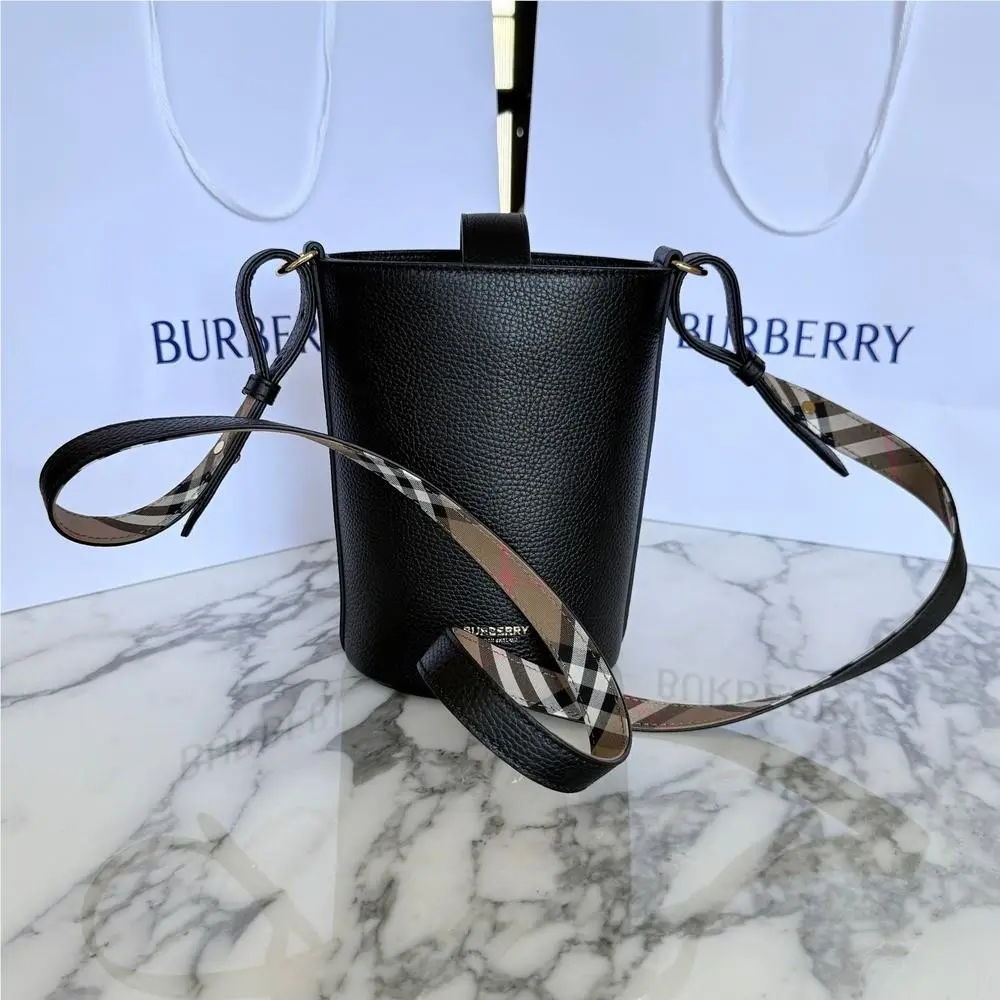 Burberry SM Bucket Bag Black Pebbled Leather Interior Vintage Check 8084035