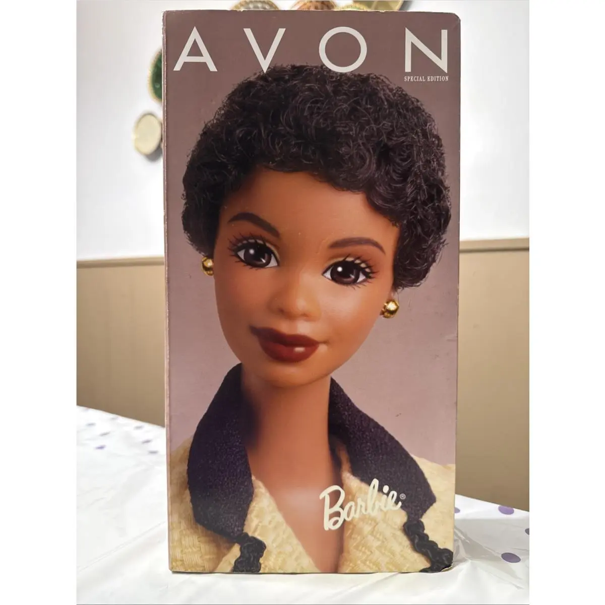 Mattel Barbie 22203 1998 Professional African American Avon Representative