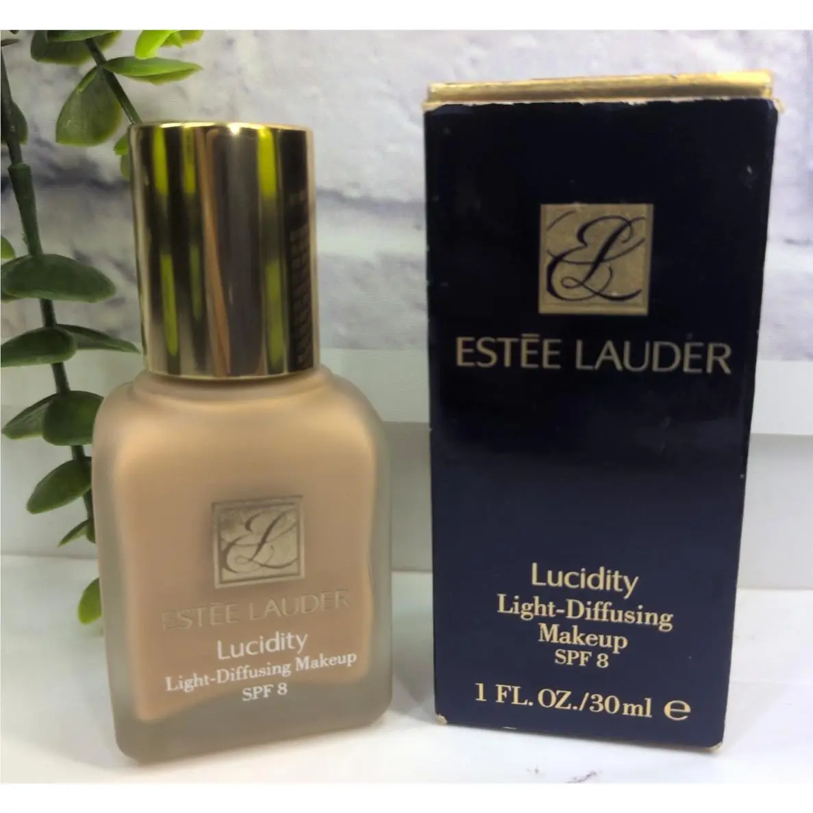 Estee Lauder Lucidity Light-diffusing Cool Beige Flaw-spillage Read