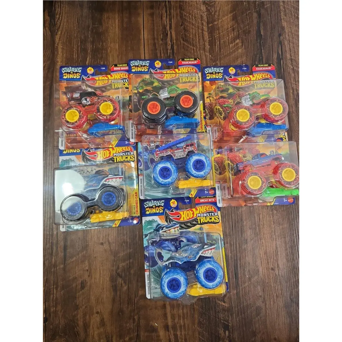 Hot Wheels Monster Trucks 7 Sharks Vs. Dinos Great Bite Rageasaur Bundle Chase