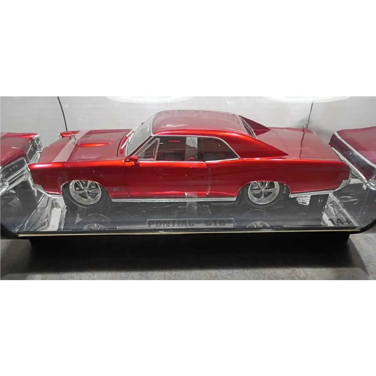 Hot Wheels 1:18 Diecast Car Pontaic Gto In Cylinder Case Metallic Red