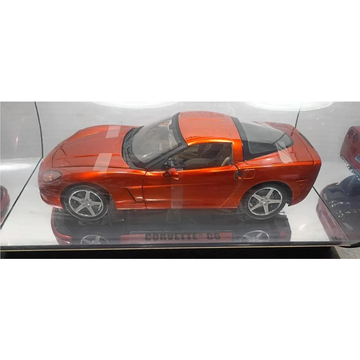Hot Wheels 1:18 Diecast Car Chevy Corvette C6 In Cylinder Case Metallic