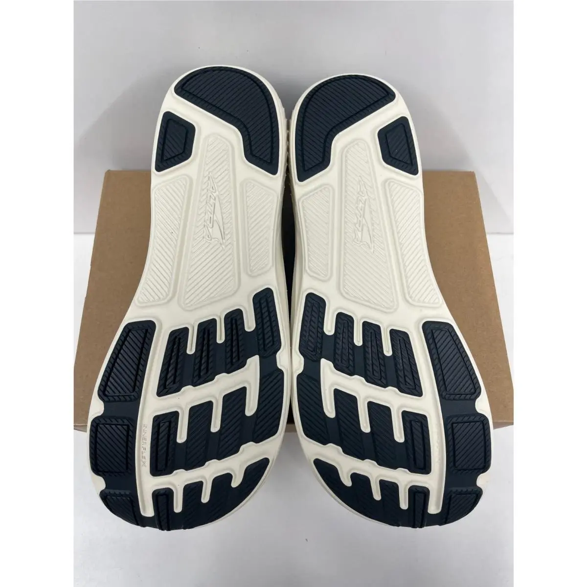 Altra shoes - Altra Escalante 4 - Escalante - Black/White (010) 2