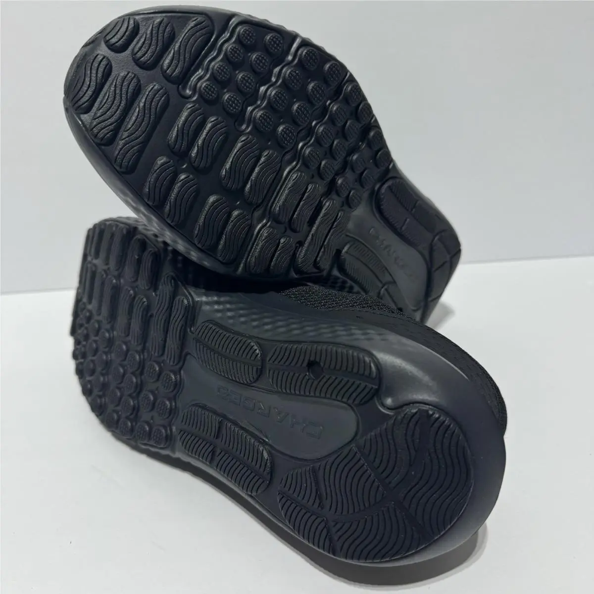 Under Armour shoes - Under Armour Surge - Surge - Black 3