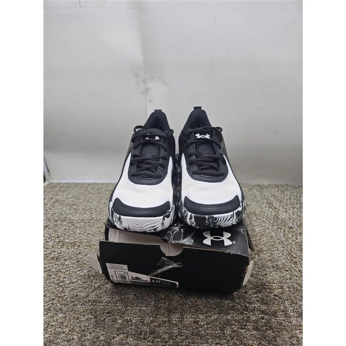 Under Armour GS Kids Lockdown 8 Basketball Shoes US Size 6.5Y Black White