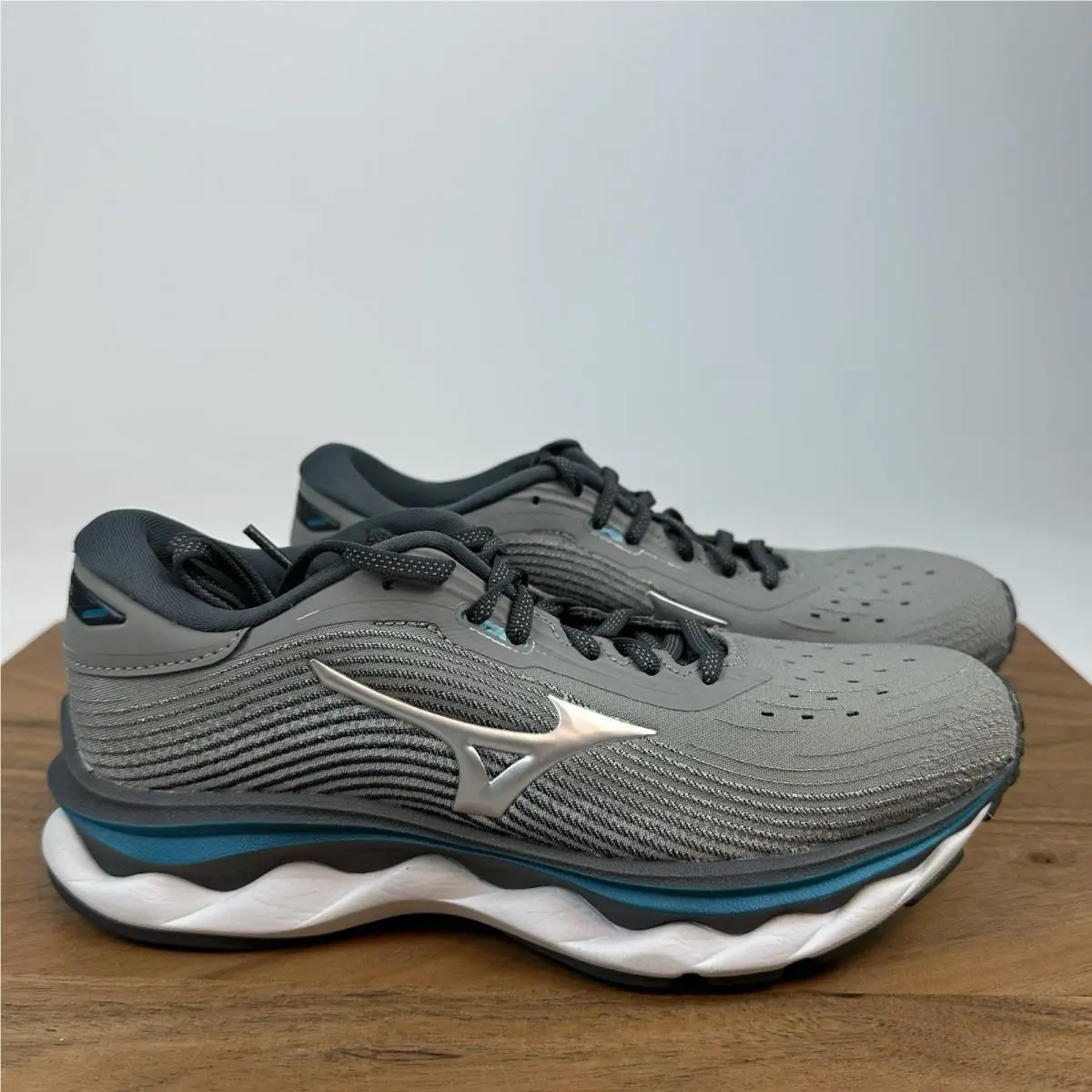 Womens Mizuno Wave Sky 5 Gray Running Athletic Shoes Sneakers Size 6.5 M