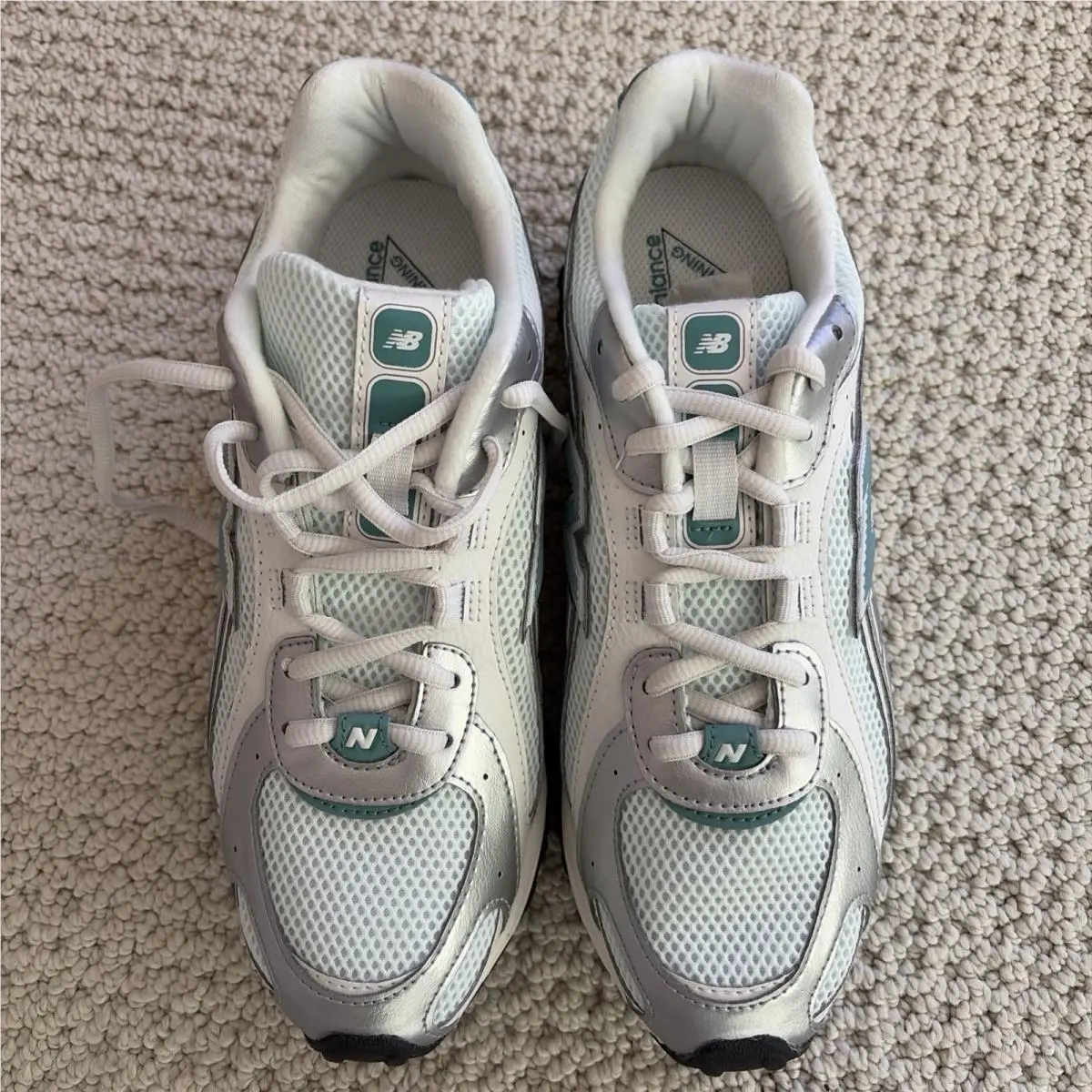 Women`s New Balance 204L Sneaker Light Silver Metallic Sz Women’s 7 1/2