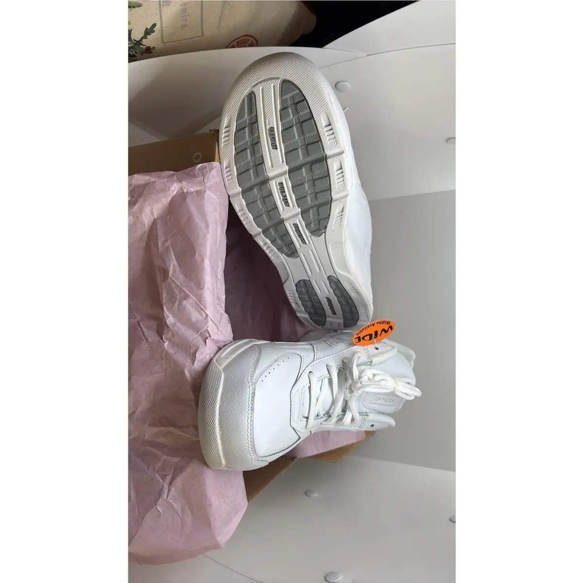 New Balance 577 Walking Shoes White Leather Women`s New Size 10