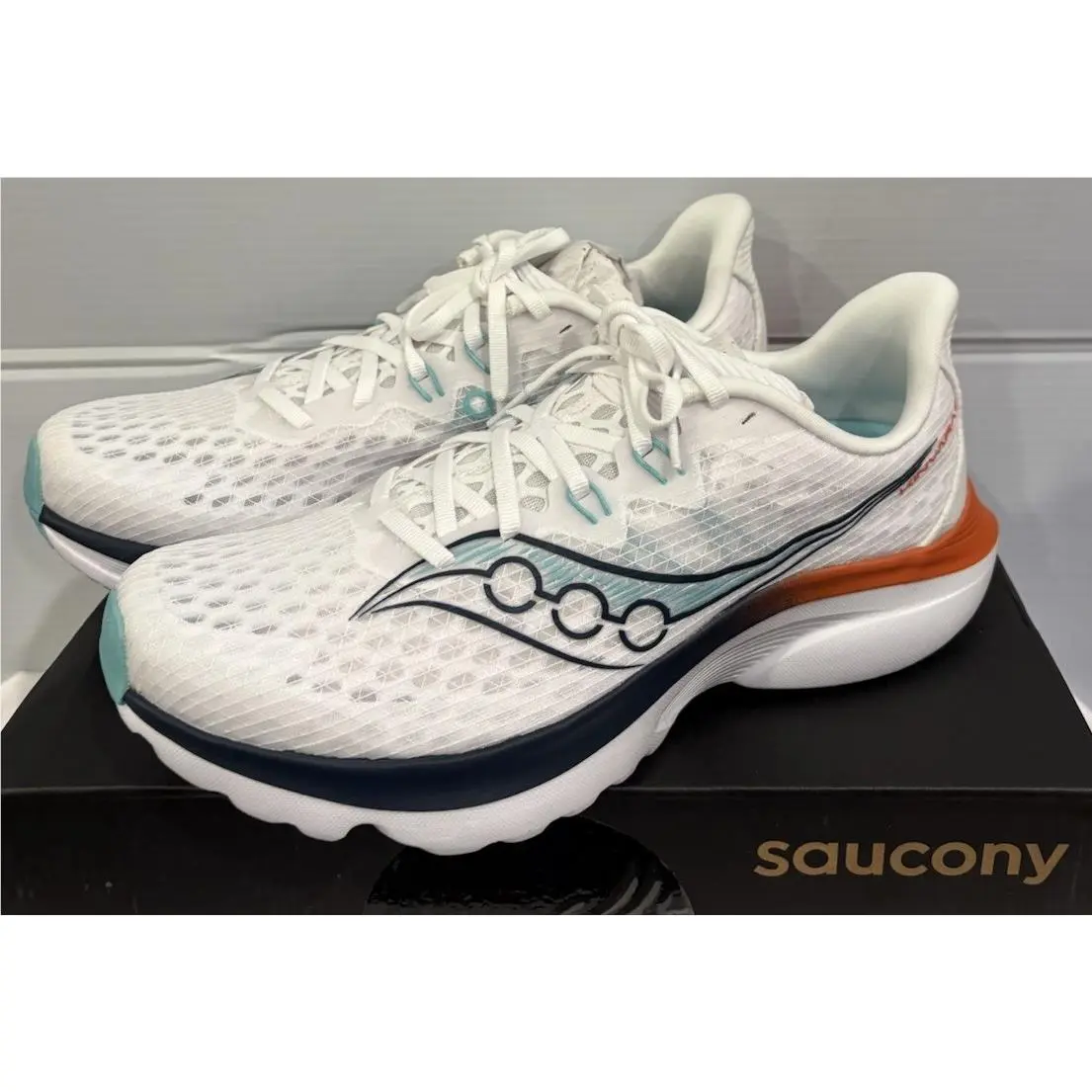 Saucony Kinvara 16 Women`s Running Shoes White Navy Size 10 S11020-172