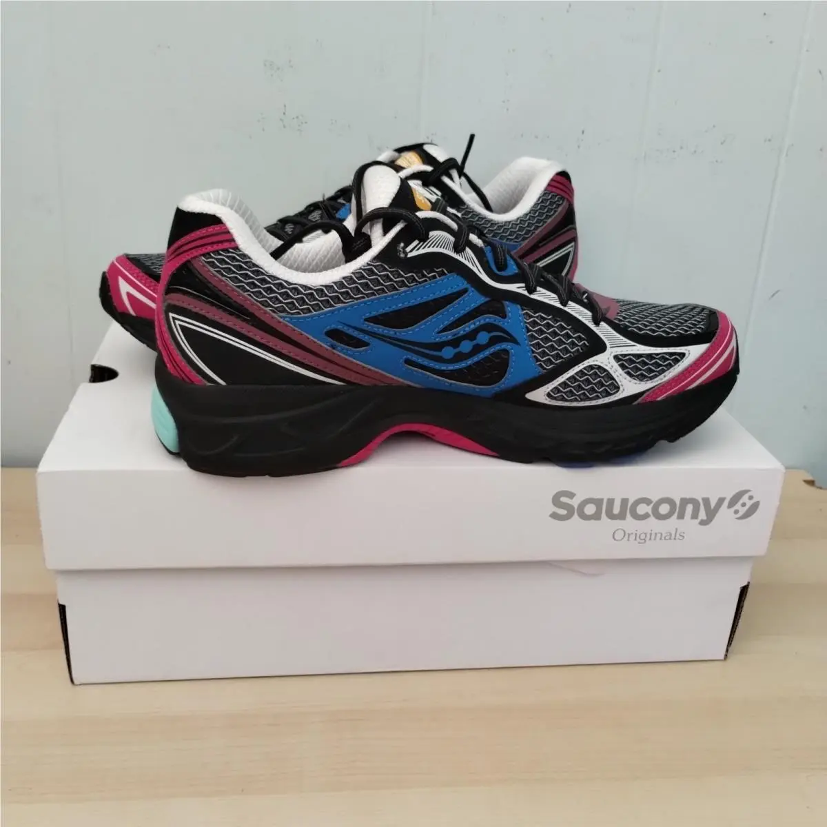 Saucony shoes - White 1
