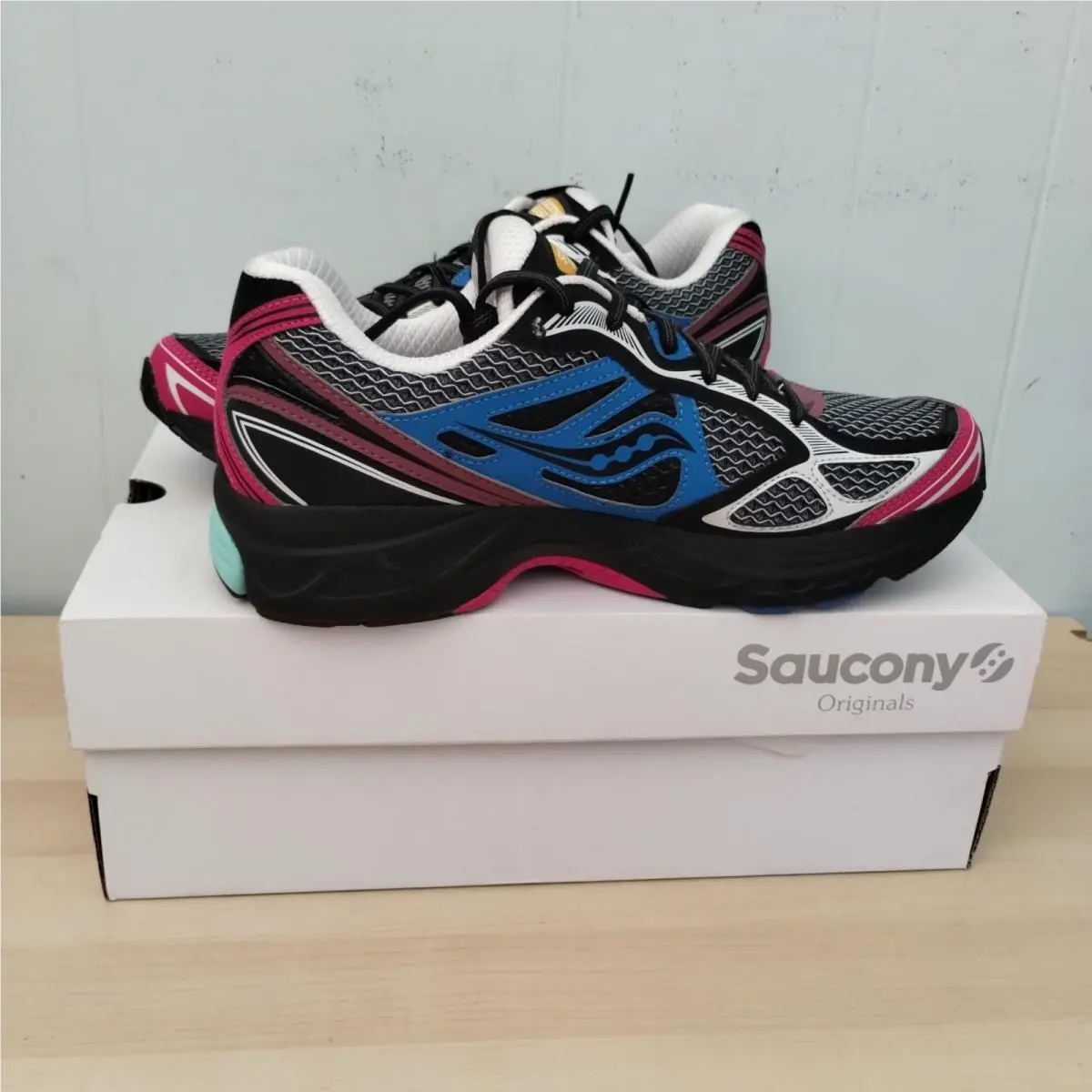 Saucony shoes - White 2