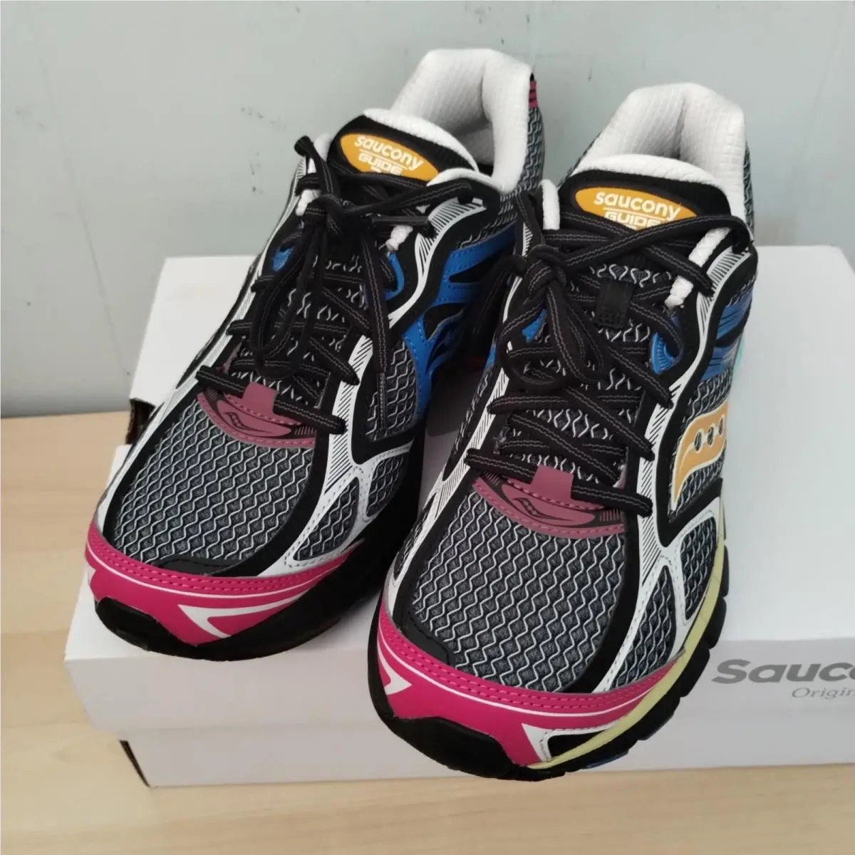 Saucony shoes - White 4