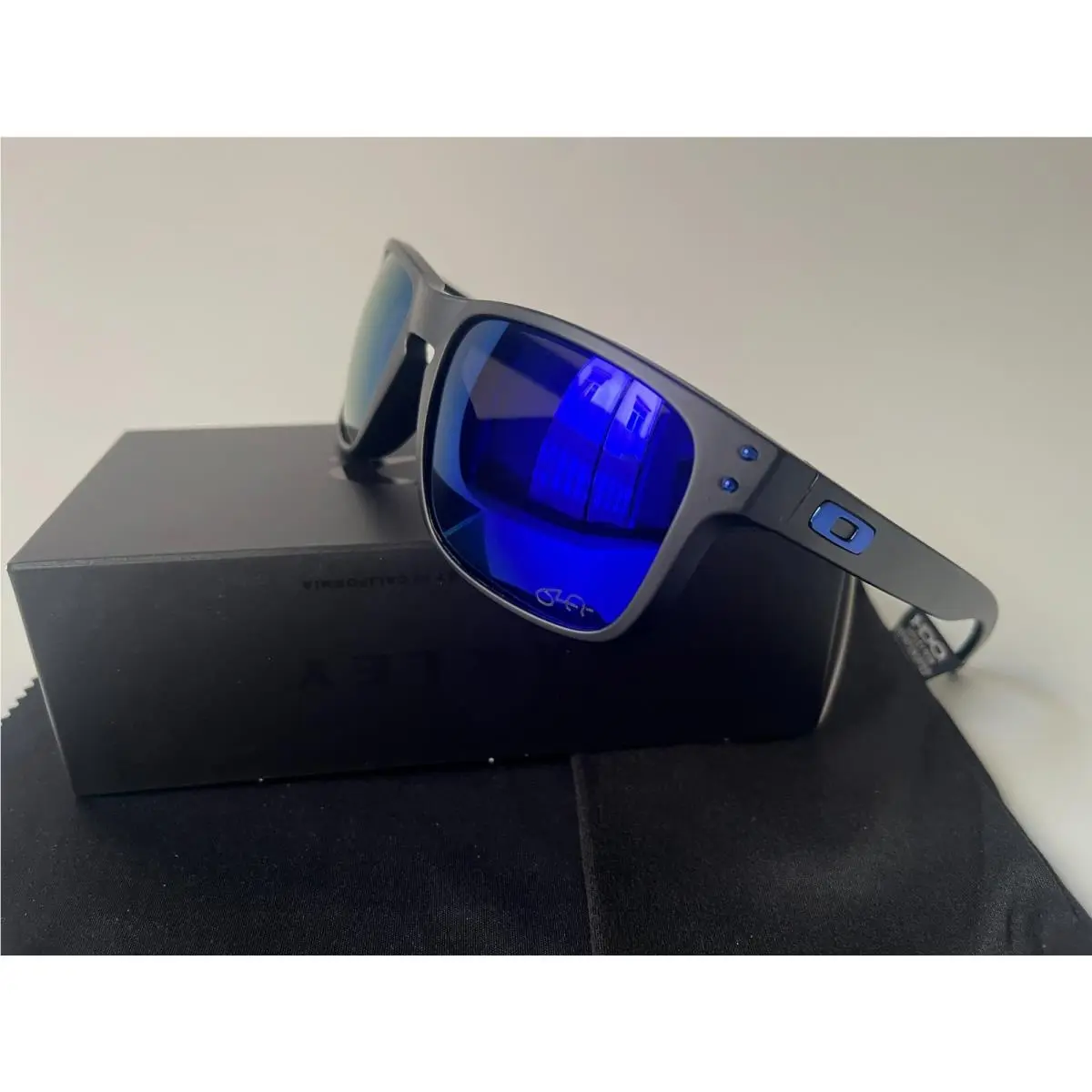 Oakley Holbrook OO9102 Sunglasses Matte Black /black Polarized Sunglasses