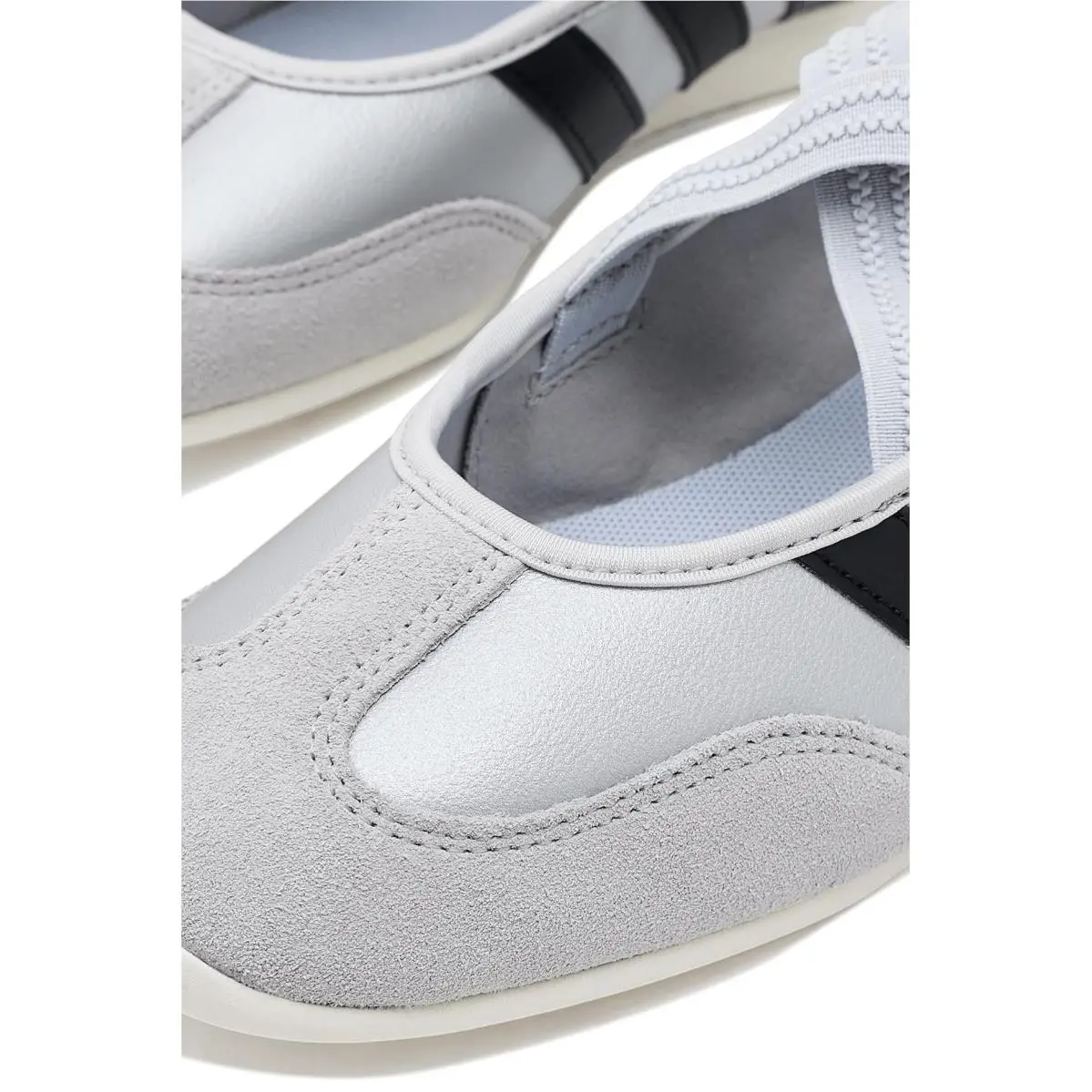 Adidas shoes - Black/White/Gum 18