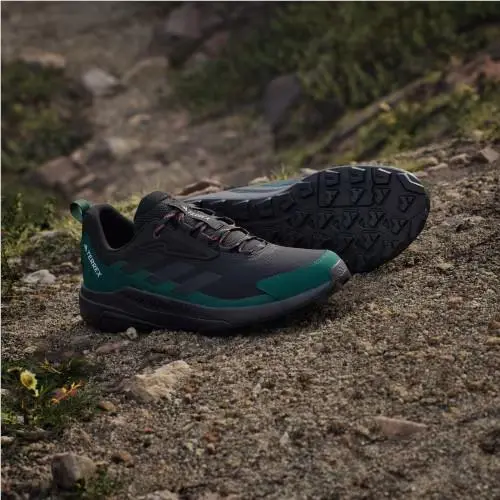 Adidas shoes - Core Black / Carbon / Collegiate Green 17
