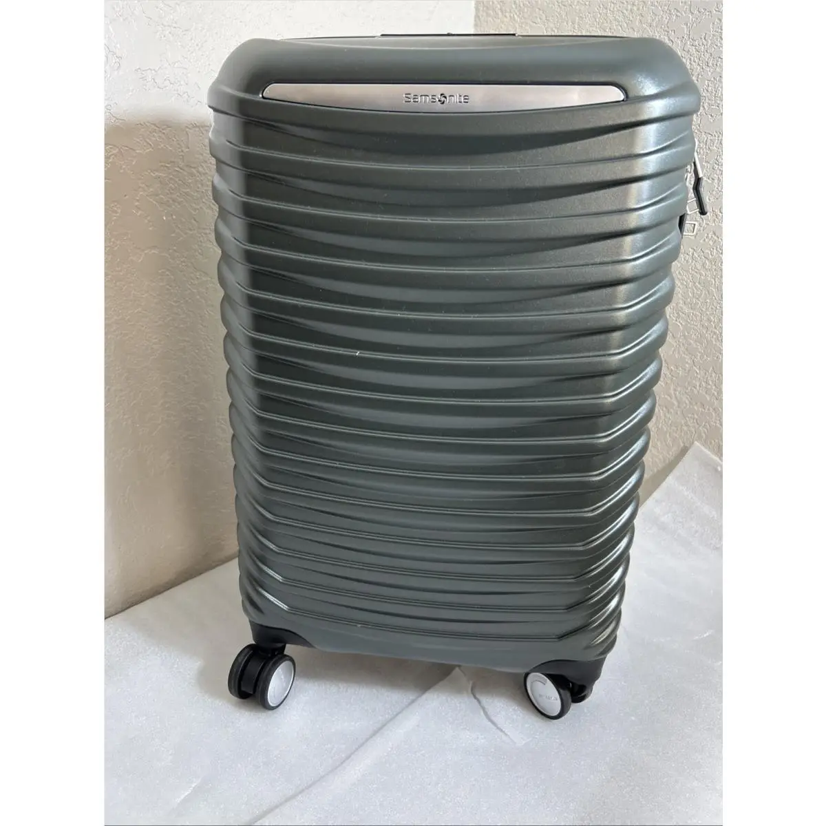 Spin Tech 6 Carry-on Spinner Olive Green by Samsonite