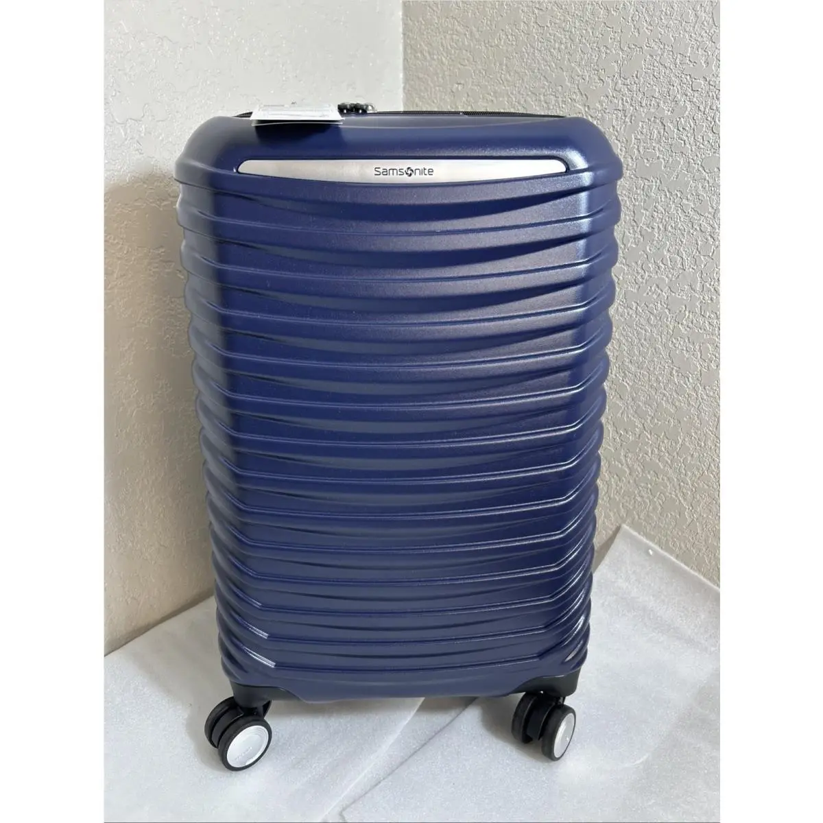 Spin Tech 6 Carry-on Spinner Midnight Navy by Samsonite