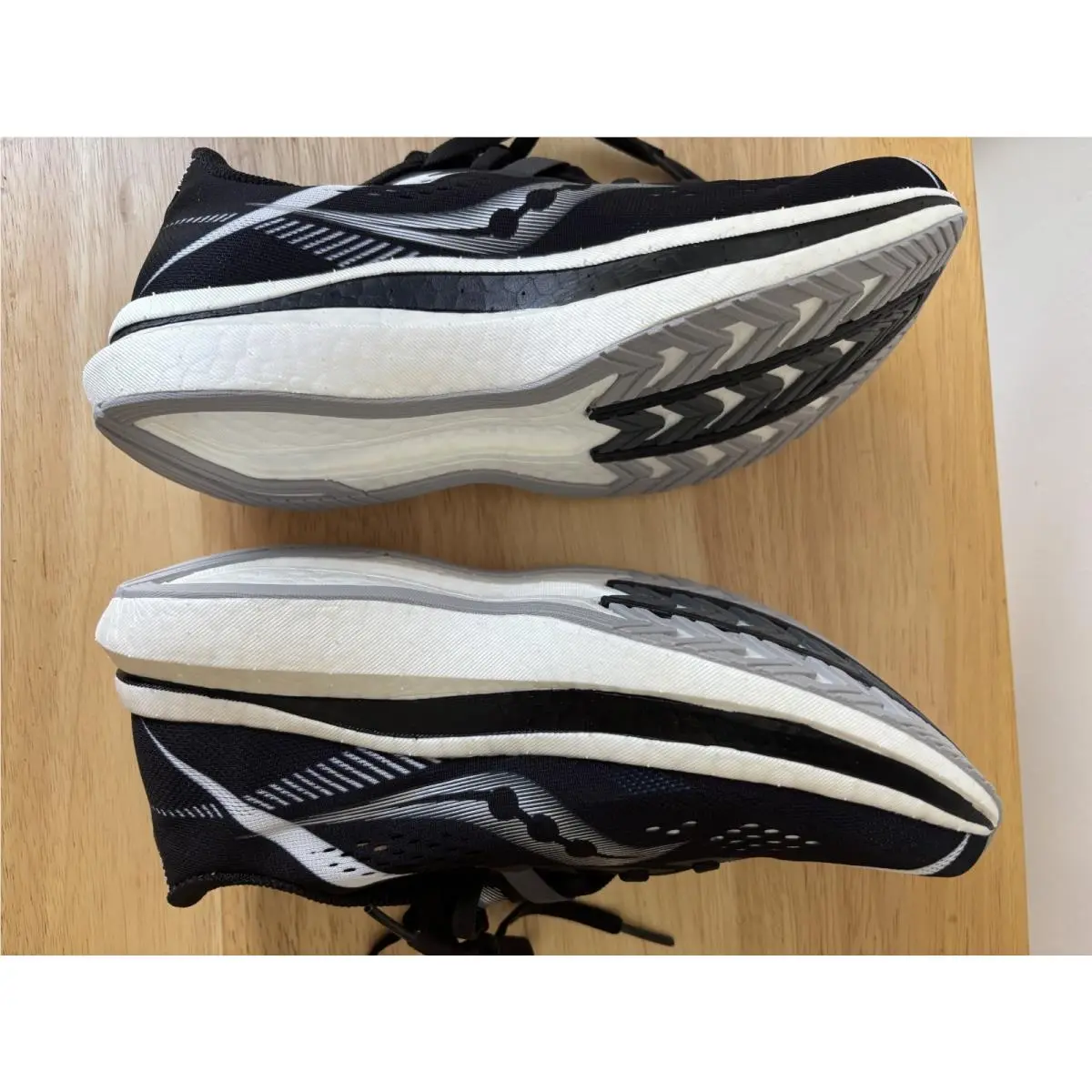 Saucony shoes - black/white 1