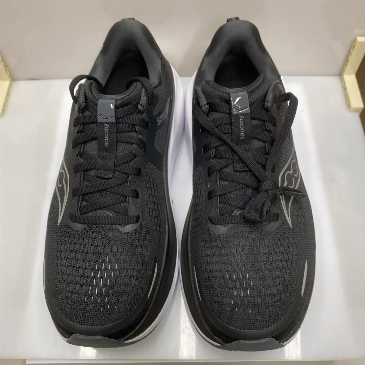 Saucony shoes - Guide 18 - Guide - Black/White (UPC: 195020800539) 1