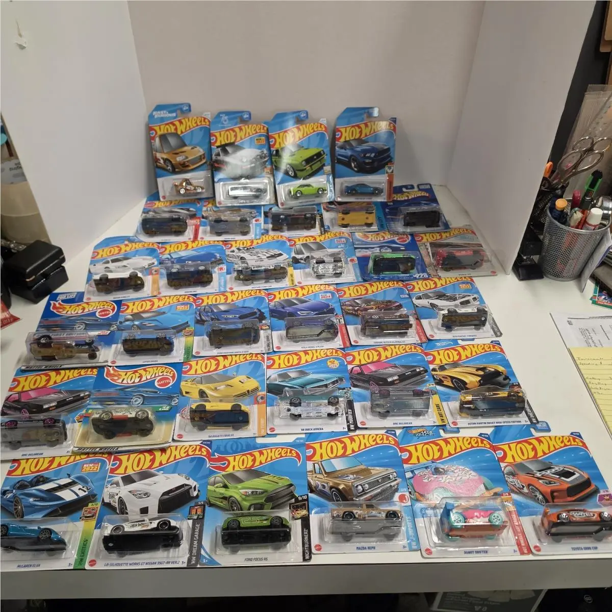 Hot Wheels Lot 33 Different Cars/trucks 1/64 Scale Diecast See Pics