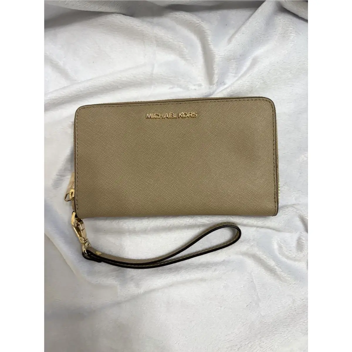 Michael Kors Jet Set Large Zip Smartphone Snap Wristlet Wallet Color Beige