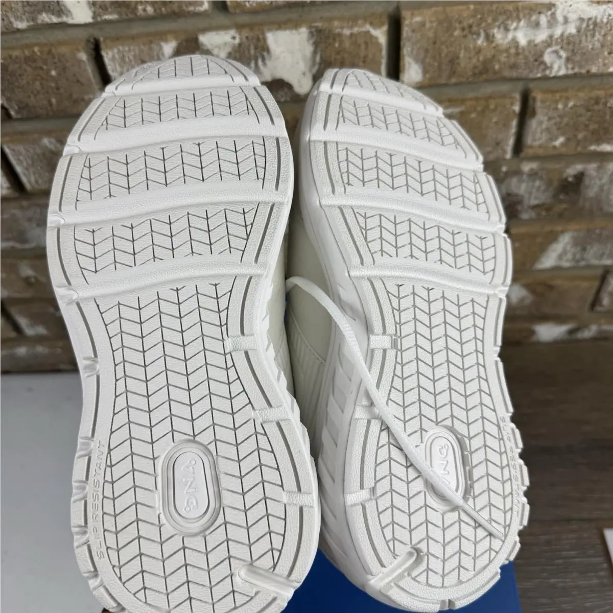 Brooks shoes - Brooks Addiction Walker 2 - Addiction Walker - 1203072E142 - White 6