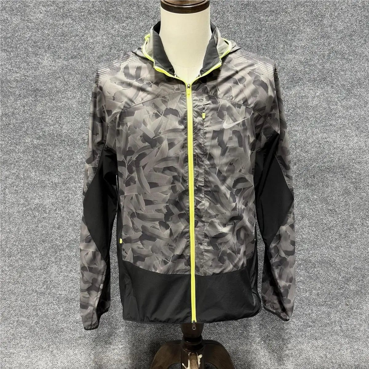 Nike Running Jacket Men Large Gray Camo Kiger Hooded Packable Windbreaker Swoosh